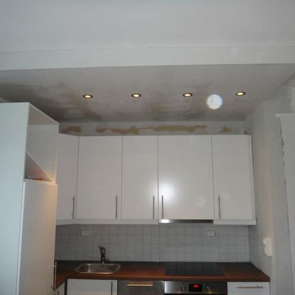 Nymonterte taklamper over et kjøkken