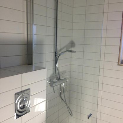 Hvit bad med en dusj